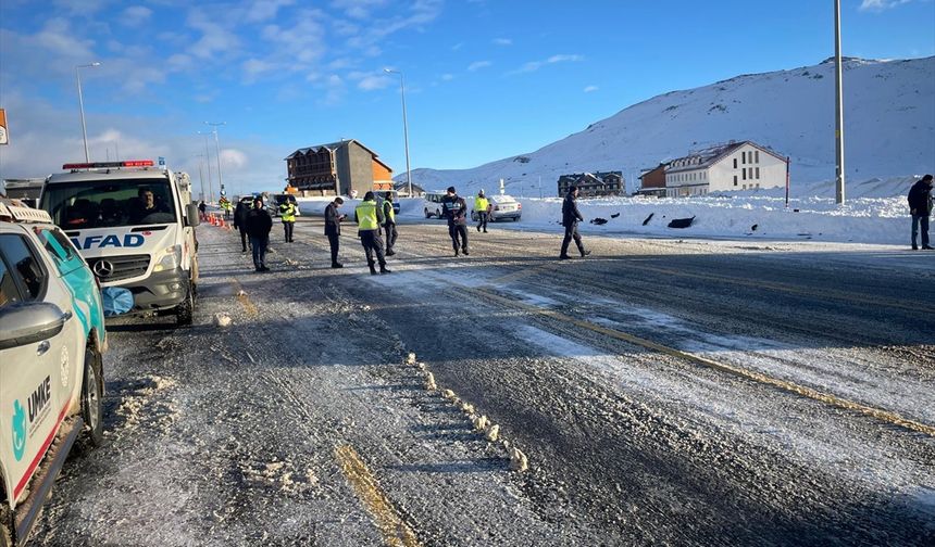Kayseri'de taksi ile minibüsün çarpıştığı kazada 16 kişi yaralandı