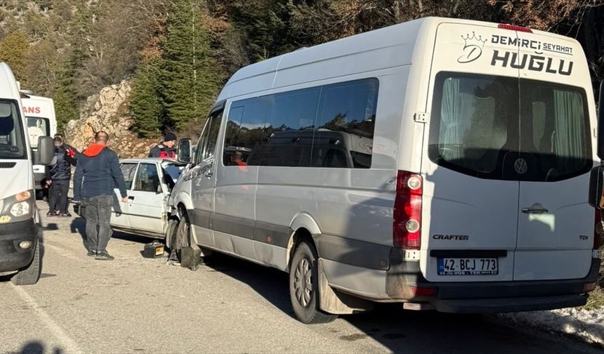 Konya'da minibüs ile otomobilin çarpıştığı kazada 1 kişi öldü, 1 kişi yaralandı