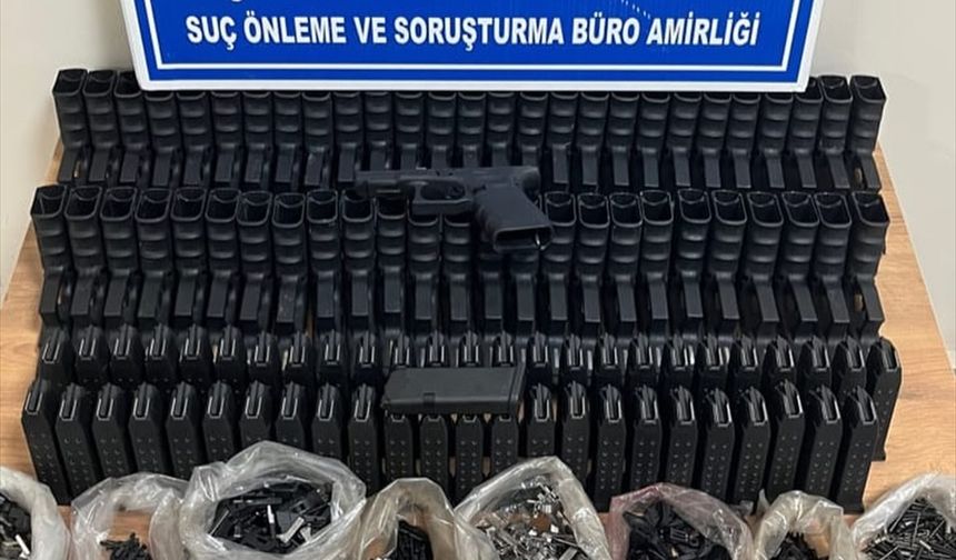 Konya'da valizinde tabanca parçaları bulunan zanlı tutuklandı