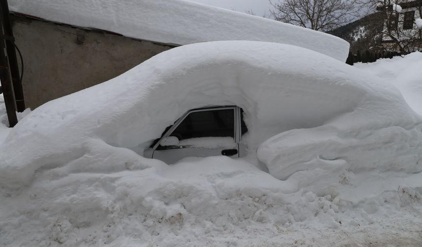 Küreliler kar altında kaybolan araçlarını çıkarmak için çaba harcıyor