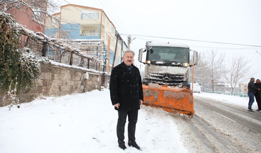 Melikgazi Belediyesi ekipleri 58 mahallede kar küreme ve tuzlama çalışması yapıyor