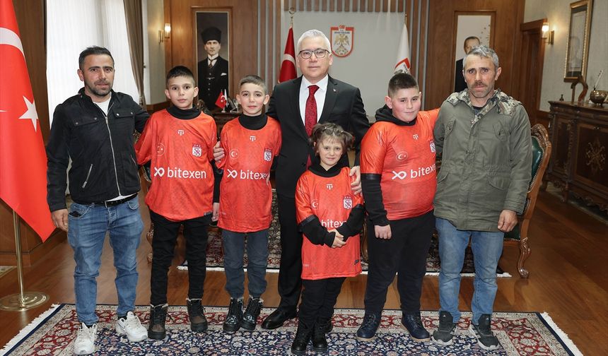 Sivas Valisi Şimşek, kardan 'Kız Kulesi' yapan çocukları ağırladı