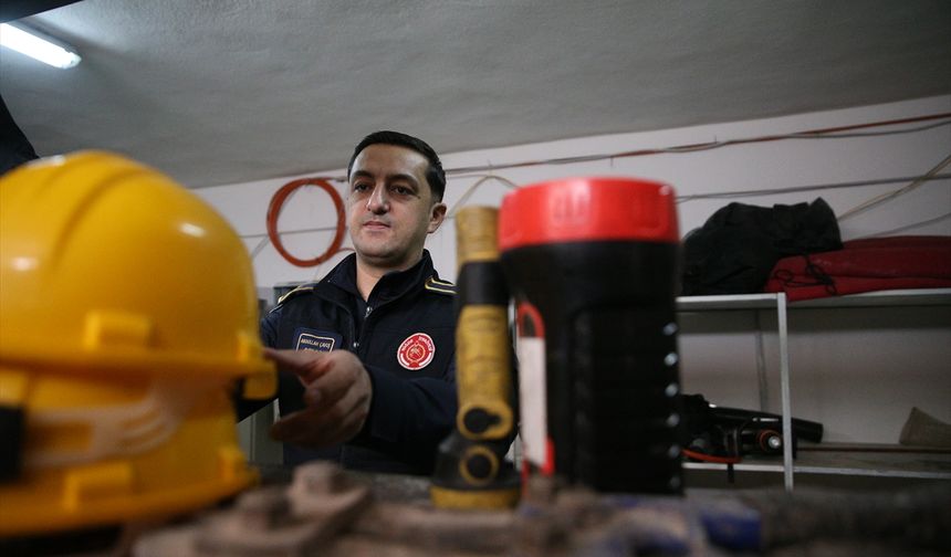 6 ŞUBAT DEPREMLERİNİN ÜÇÜNCÜ YILI - Niğdeli itfaiyeciler depremde kullandıkları ekipmanları anı olarak saklıyor