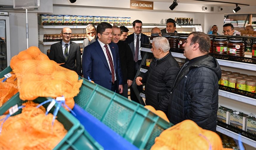 Adalet Bakanı Tunç, işyurtlarının Kızılay'daki satış mağazasında alışveriş yaptı
