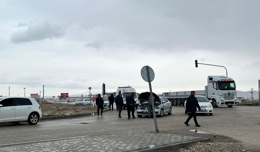 Aksaray'da otomobiller çarpıştı 2 kişi yaralandı