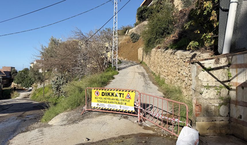 Alanya'da heyelan cep telefonu kamerasıyla kaydedildi