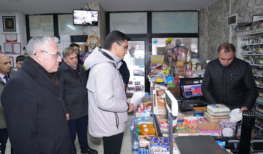 Ankara'da öğrenciler ve öğretmenler bakkalların veresiye defterindeki borçları ödedi