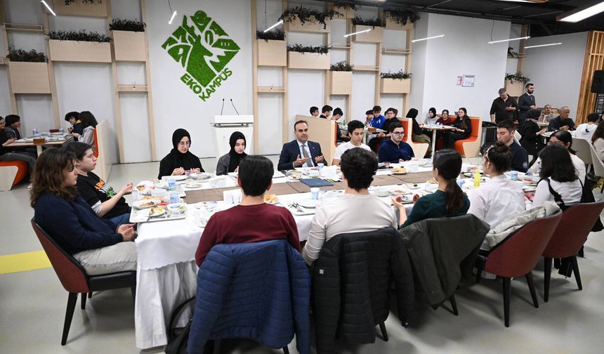 Bakan Kacır, ilk iftarını TÜBİTAK Fen Lisesi öğrencileriyle yaptı