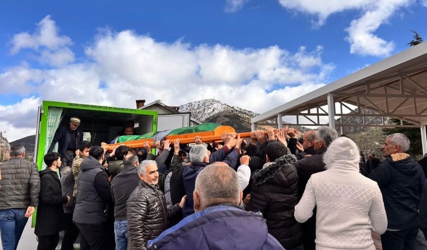 Burdur'da trafik kazasında hayatını kaybeden gencin cenazesi Konya'da toprağa verildi