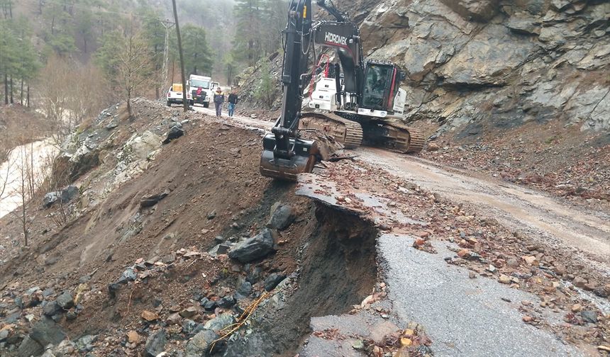 Büyükşehir Bediyesi, Yahyalı'da sel ve heyelan sonucu kapanan yolları ulaşıma açtı