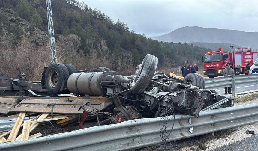Çankırı'da devrilen tırın sürücüsü yaşamını yitirdi
