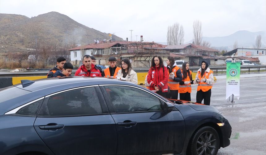 Çankırı'da öğretmen ve öğrencilerden deprem farkındalığı etkinliği