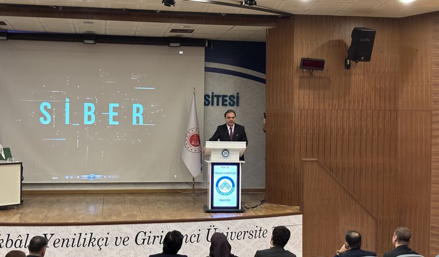 Çankırı'da üniversite öğrencileri dijital dolandırıcılığa karşı bilgilendirildi