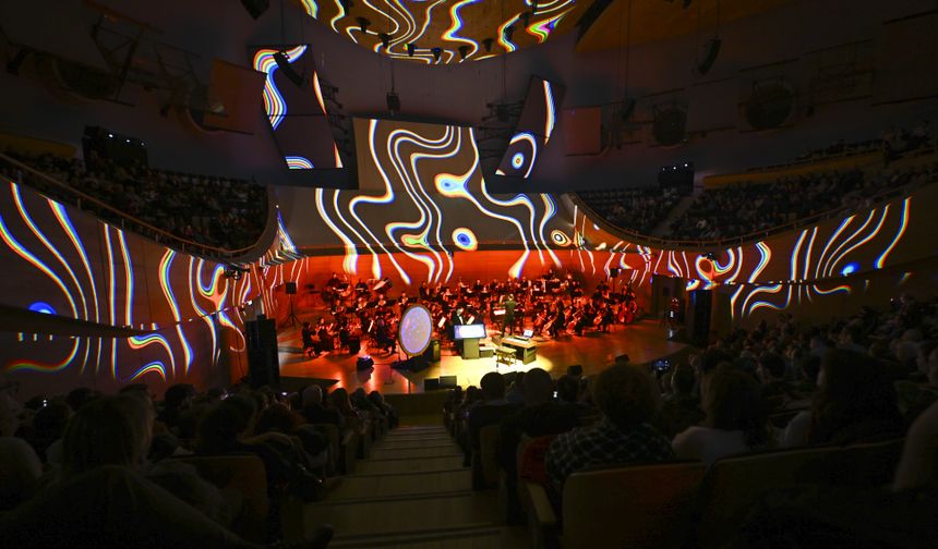 CSO, evrenin varoluşunu dijital enstrümanlarla anlatan 'Kozmik Senfoni'nin Türkiye prömiyerini yaptı