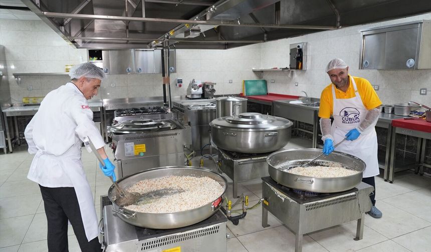 Çubuk'ta kurulan iftar çadırında vatandaşlar bir araya geliyor