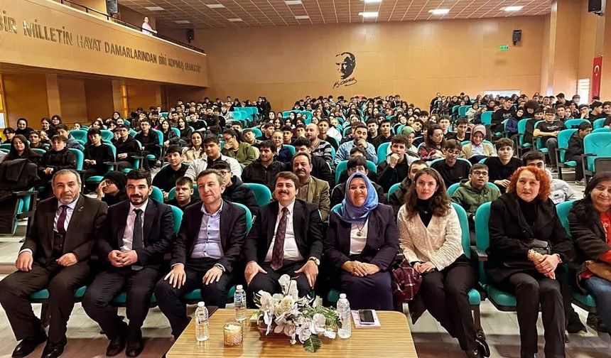 Eğitimci yazar Halit Ertuğrul, Nallıhan'da öğrencilerle buluştu