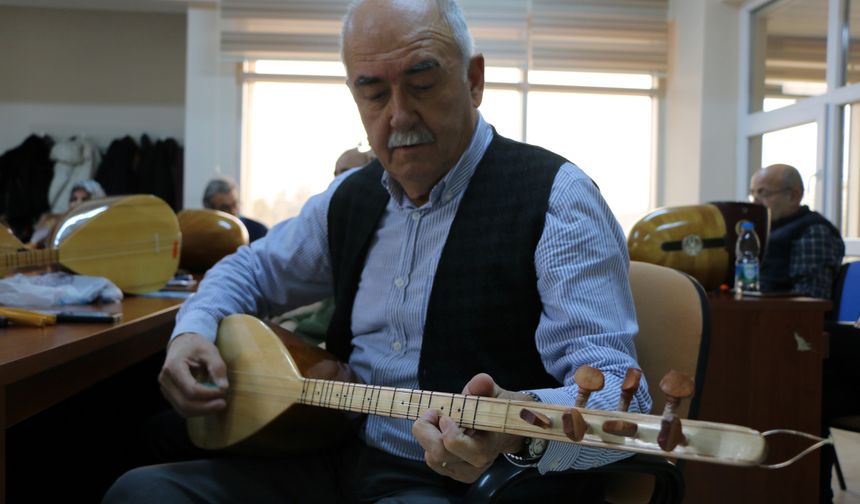 Emekli teknisyenin bağlama sevdası yaklaşık 50 yıl sonra gerçek oldu