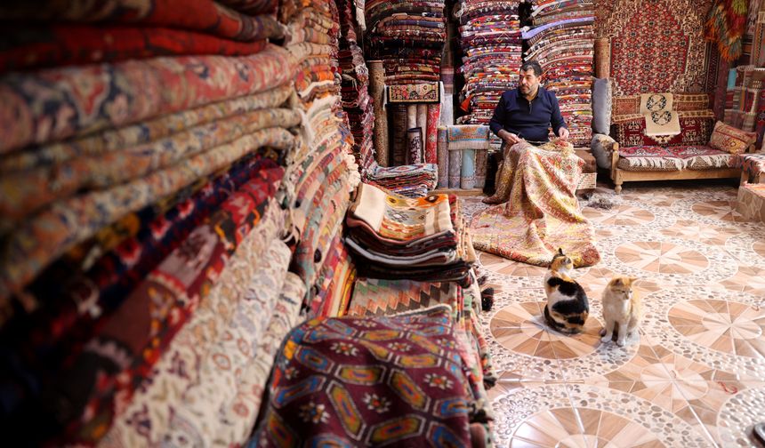 Eski halı ve kilimleri onaran Süleyman usta, geri dönüşüme katkı sağlayıp kültürü yaşatıyor