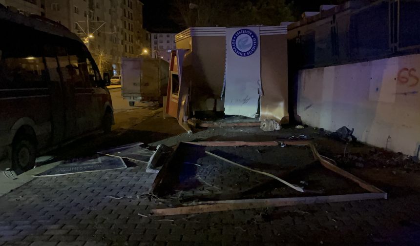 Eskişehir'de ATM'ye çarpan otomobildeki 2 kişi yaralandı