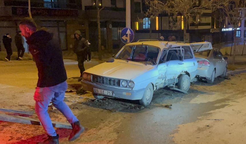 Eskişehir'de iki otomobilin çarpıştığı kazada 4 kişi yaralandı