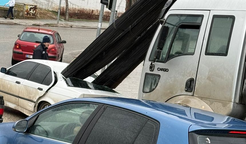 Eskişehir'de kamyonun dorsesinde taşıdığı demirler düşerek bir otomobile saplandı