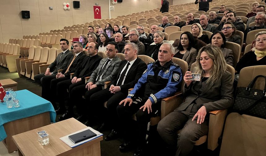 Eskişehir'de muhtarlara güvenli ve bilinçli internet kullanımı anlatıldı