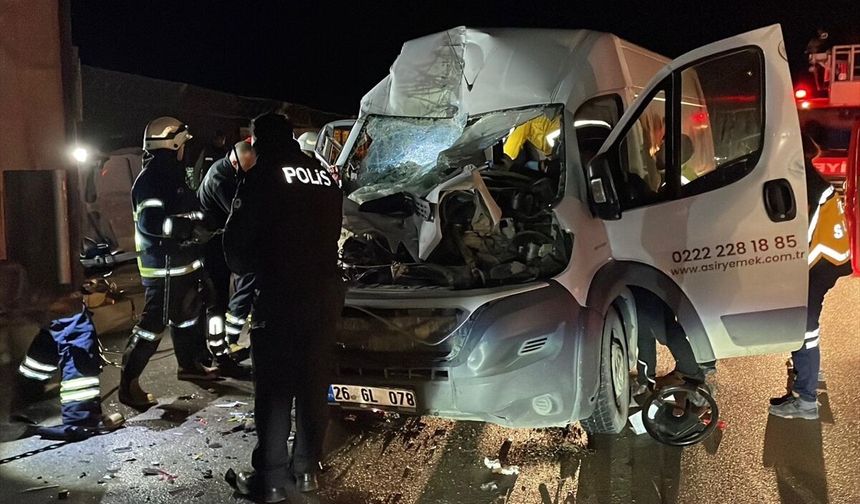 Eskişehir'de park halindeki tıra çarpan minibüsteki 2 kişi ağır yaralandı