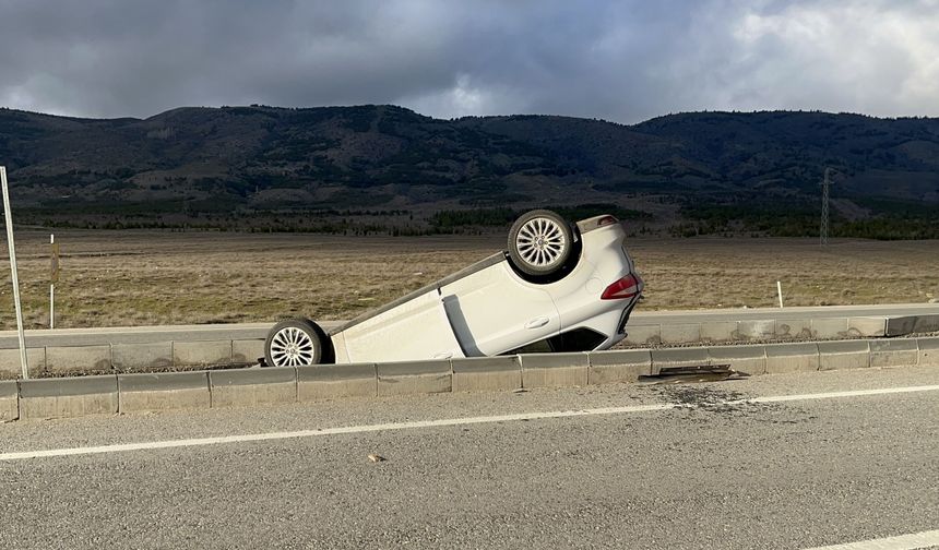 Eskişehir'de refüje devrilen otomobildeki 5 kişi yaralandı