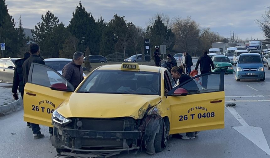 Eskişehir'de zincirleme trafik kazasında 3 kişi yaralandı