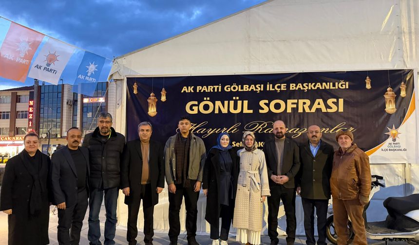 Gölbaşı'nda kurulan iftar çadırında vatandaşlar bir araya geliyor
