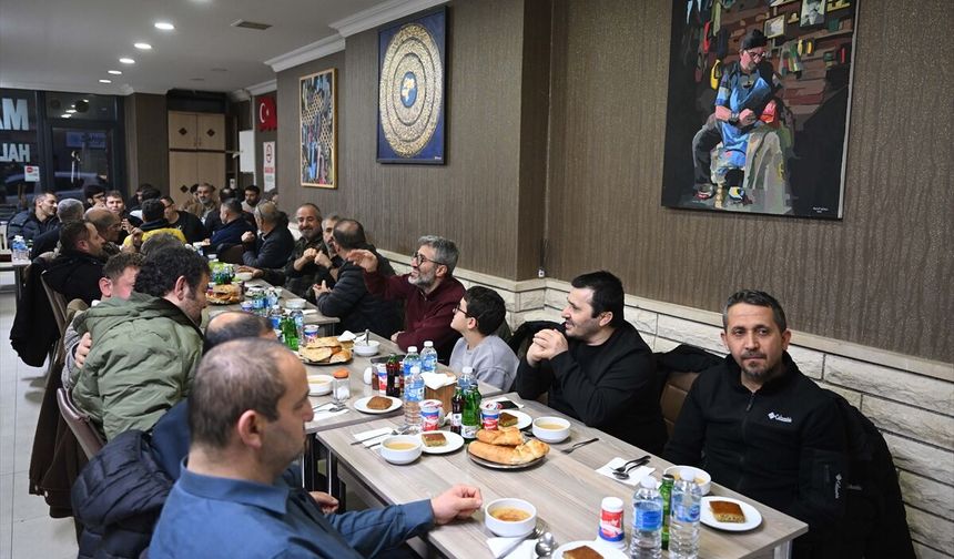 İşitme engelliler iftar programında bir araya geldi