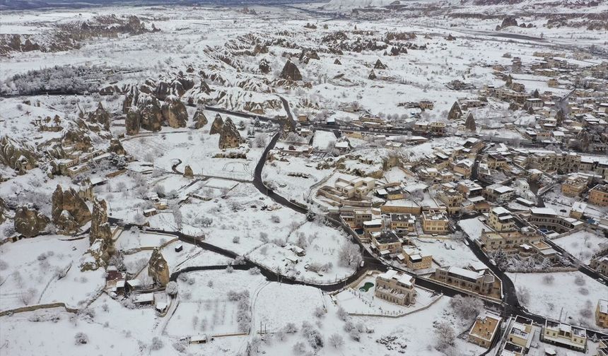 Karla kaplanan Kapadokya dronla görüntülendi
