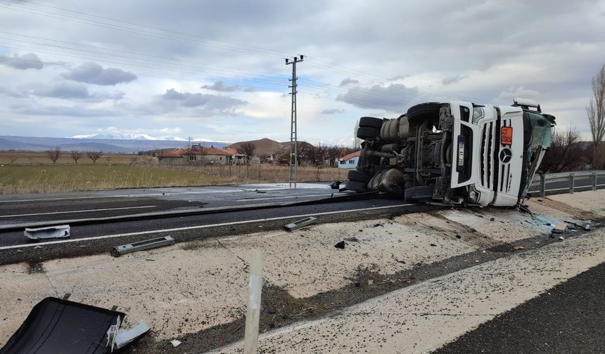 Kayseri'de devrilen akaryakıt yüklü tankerin sürücüsü yaralandı