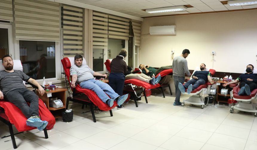 Kayseri'de öğretmenler iftar sonrası kanser hastası çocuklar için kan bağışı yaptı