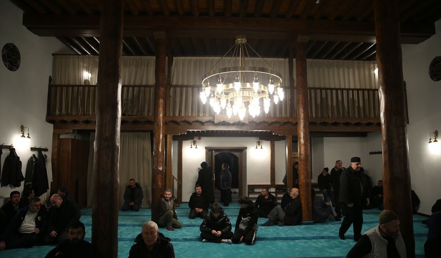 Kayseri'de restorasyonu tamamlanan tarihi cami teravih namazıyla ibadete açıldı