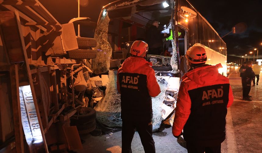 Kayseri'de yolcu otobüsü ile kamyonetin çarpıştığı kazada 5 kişi yaralandı