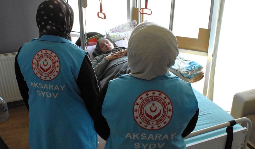 Kıbrıs gazisi depremzede, yatalak eşine sevgiyle bakıyor