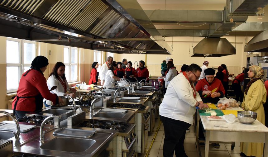 Kırıkkale'de meslek lisesi öğrencileri, 7 ilden gelen şeflerle iftar menüsü hazırladı