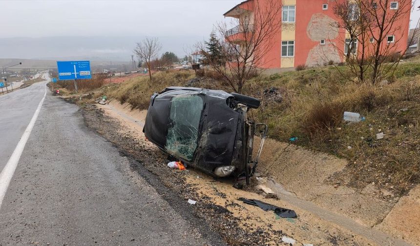 Kırıkkale'de şarampole devrilen otomobilde hasar oluştu