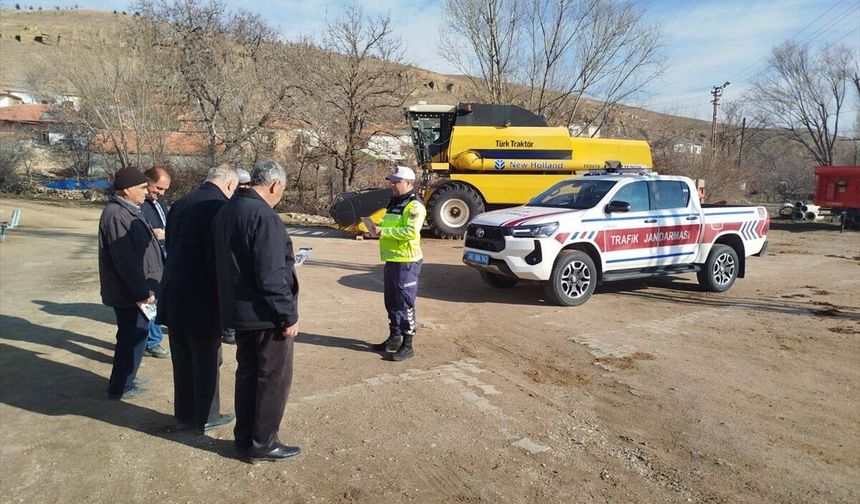 Kırşehir'de jandarma köylerde trafik kuralları hakkında bilgi verdi