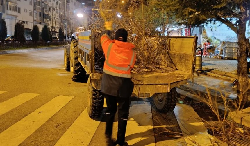 Konya'da şiddetli rüzgar araçlara ve binalara zarar verdi