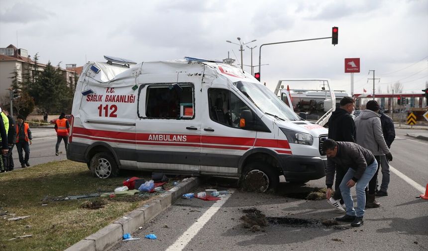 Niğde'de ambulans ile hafif ticari aracın çarpıştığı kazada 3 kişi yaralandı