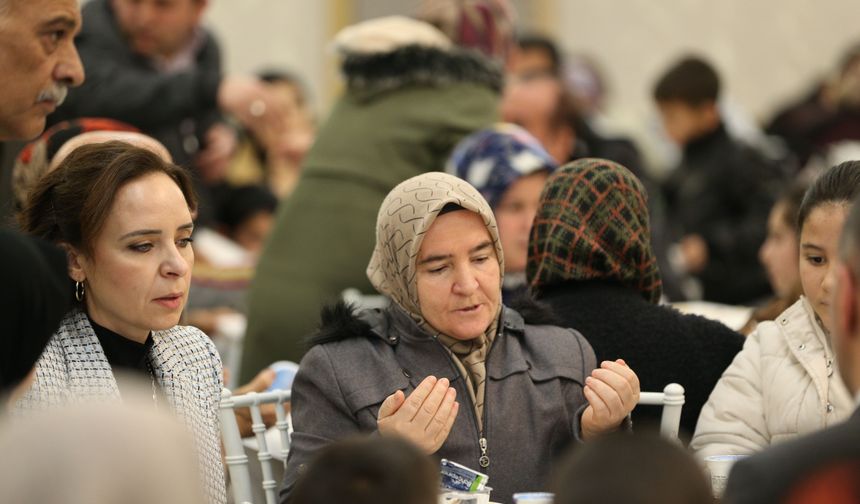 Niğde'de vatandaşlar belediyenin iftarında bir araya geldi