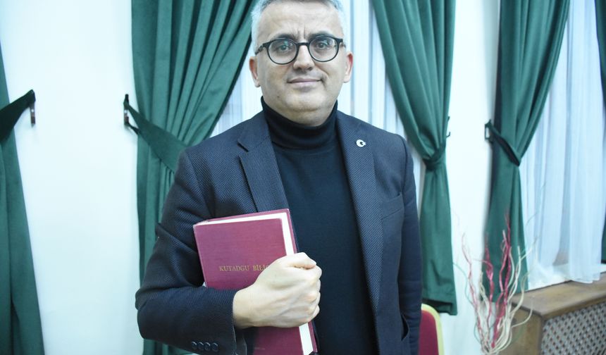 Okuyunca çok etkilendiği Kutadgu Bilig eserini iki yıldır anlatıyor