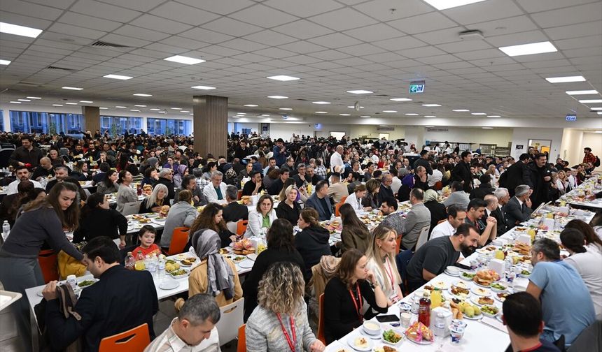 Sağlık Bakanı Kemal Memişoğlu, sağlık çalışanlarıyla iftarda bir araya geldi: