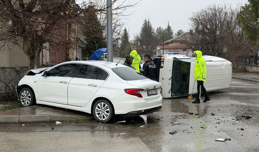 Seydişehir'de trafik kazasında 1'i çocuk 3 kişi yaralandı