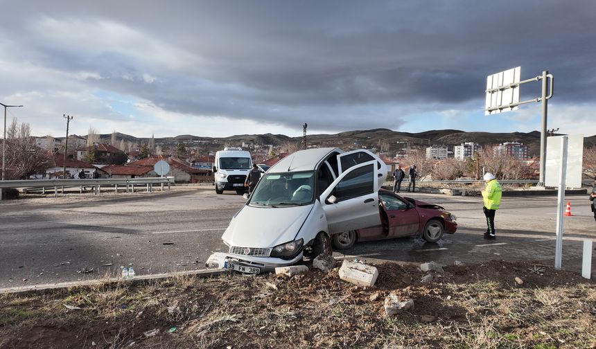 Sivas'ta iki otomobilin çarpıştığı kazada 3 kişi yaralandı