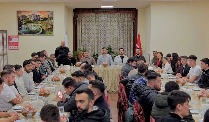 Son dönemde söylediği ilahilerle tanınan Celal Karatüre ve ekibi sahurda gençlerle buluştu