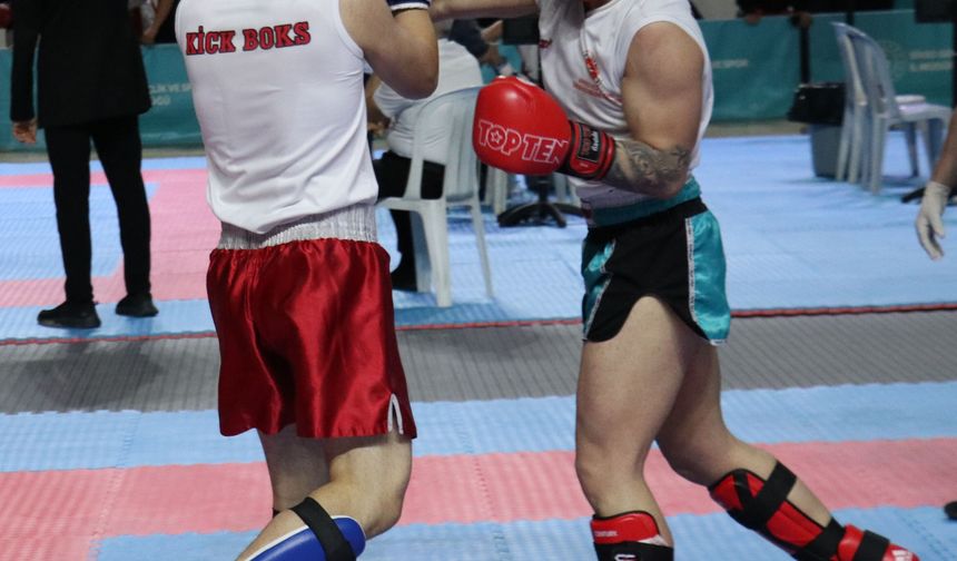 Türkiye Gençler Okullar Kick Boks Şampiyonası Sivas'ta devam ediyor