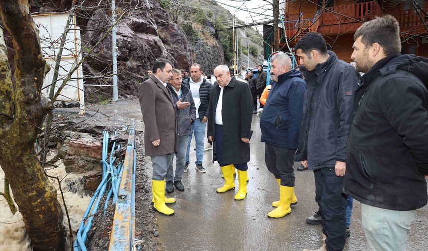 Yahyalı Kaymakamı Gültekin ve Belediye Başkanı Öztürk selden etkilenen bölgede inceleme yaptı